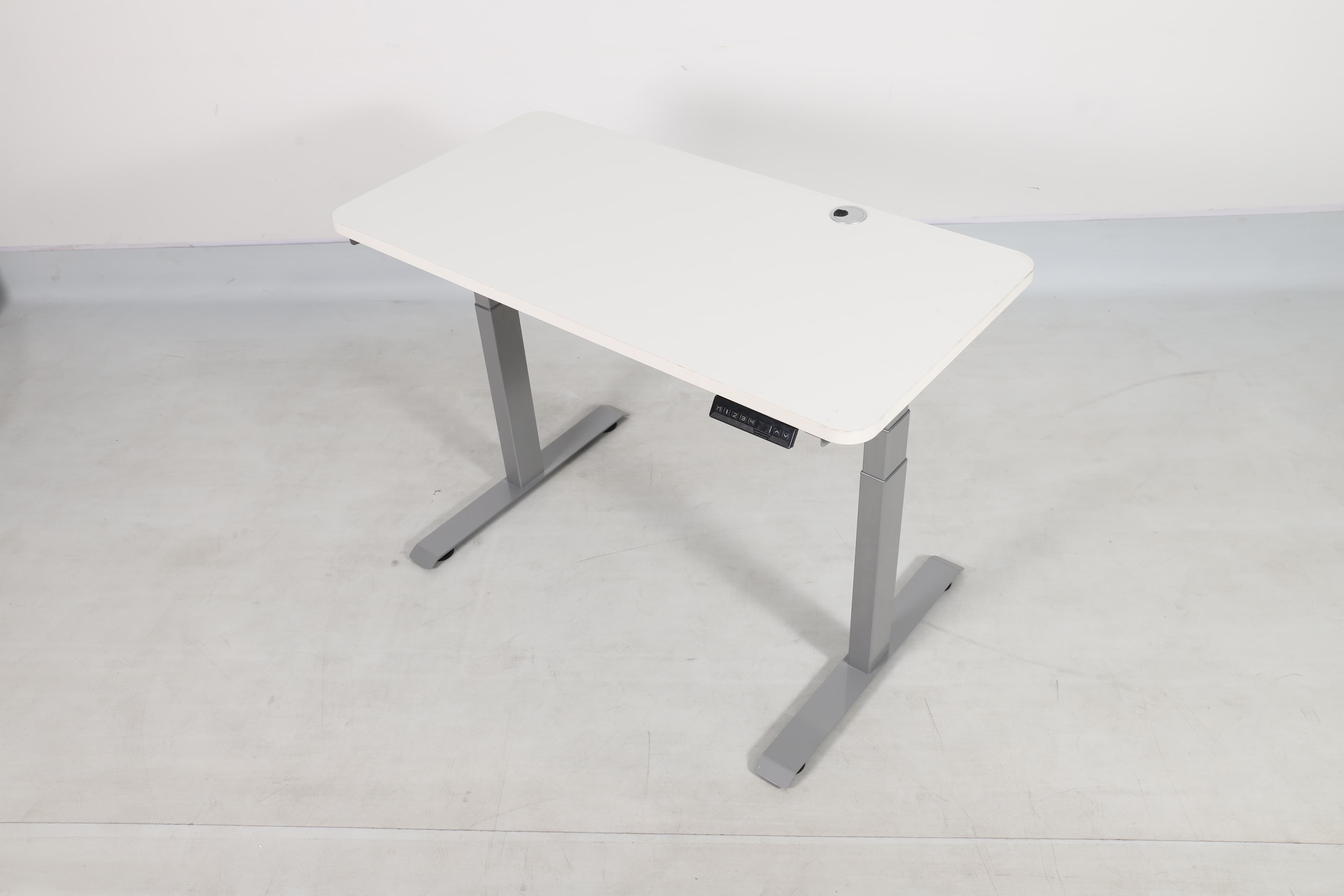 שולחן עמידה בצבע לבן