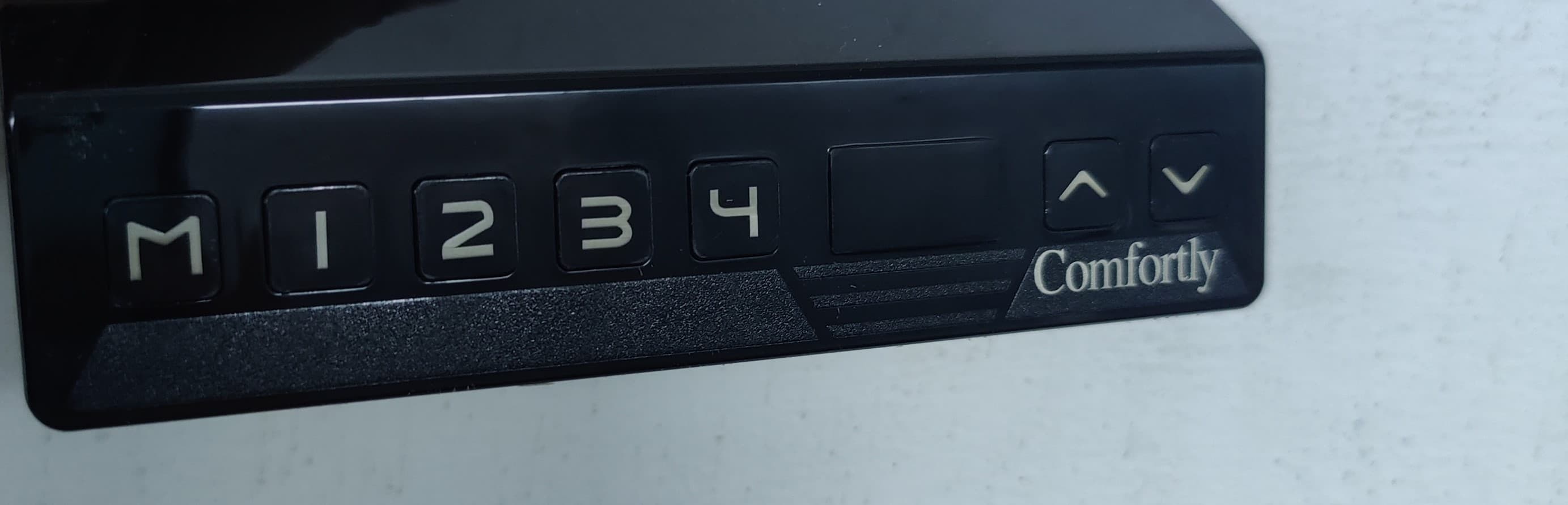 כפתורים שליטה נוחים לקביעת גובה השולחן