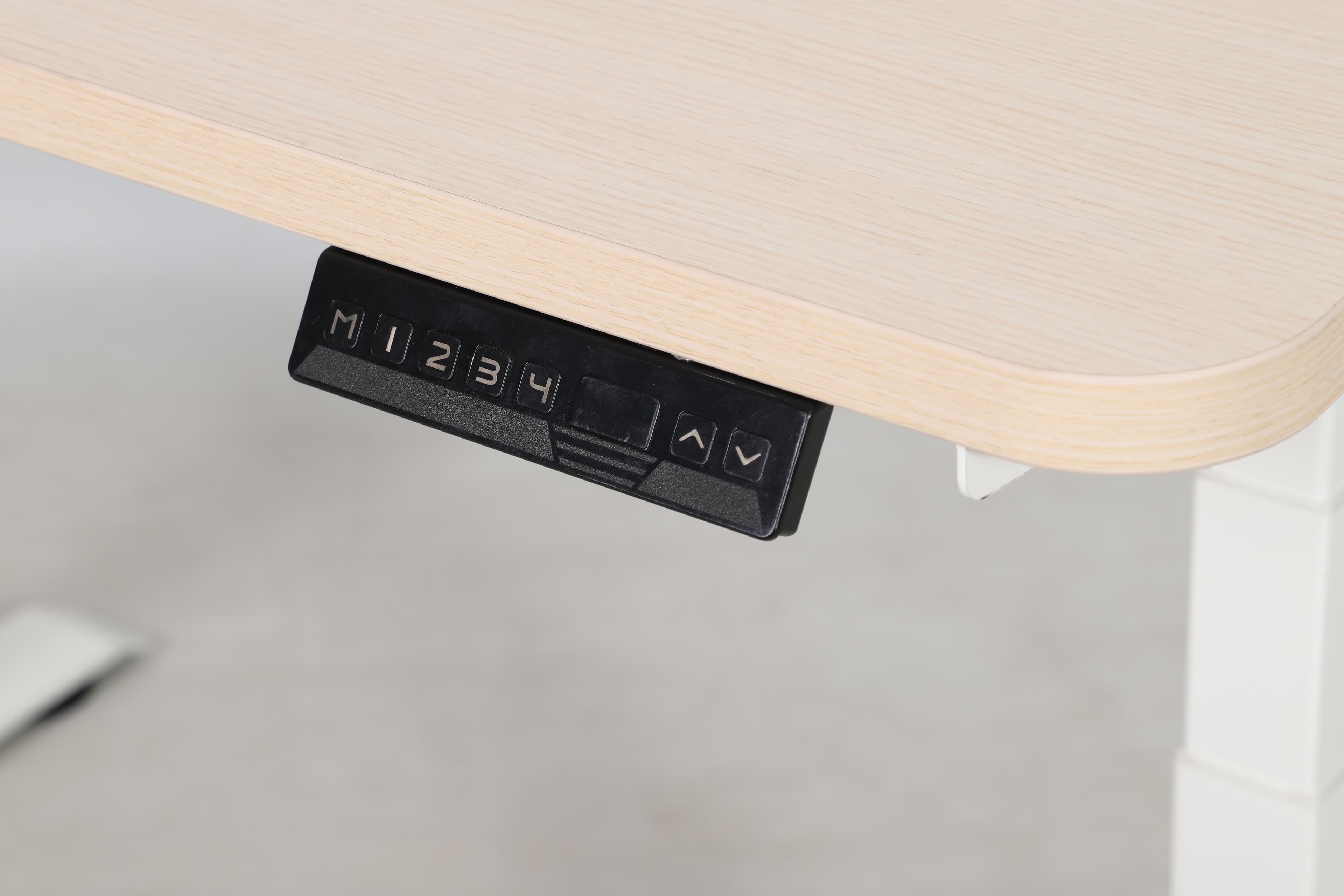 שליטה בגובה השולחן עם 2 כפתורים ו4 זכרונות