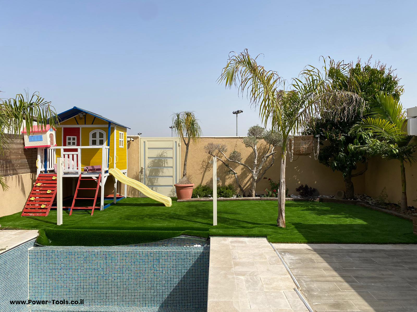 השלב הסופי - גינה with דשא סינטטי שהונח על קרקע שהודקה כמו שצריך במהדק אדמה השלב הסופי - גינה with דשא סינטטי שהונח על קרקע שהודקה כמו שצריך במהדק אדמה