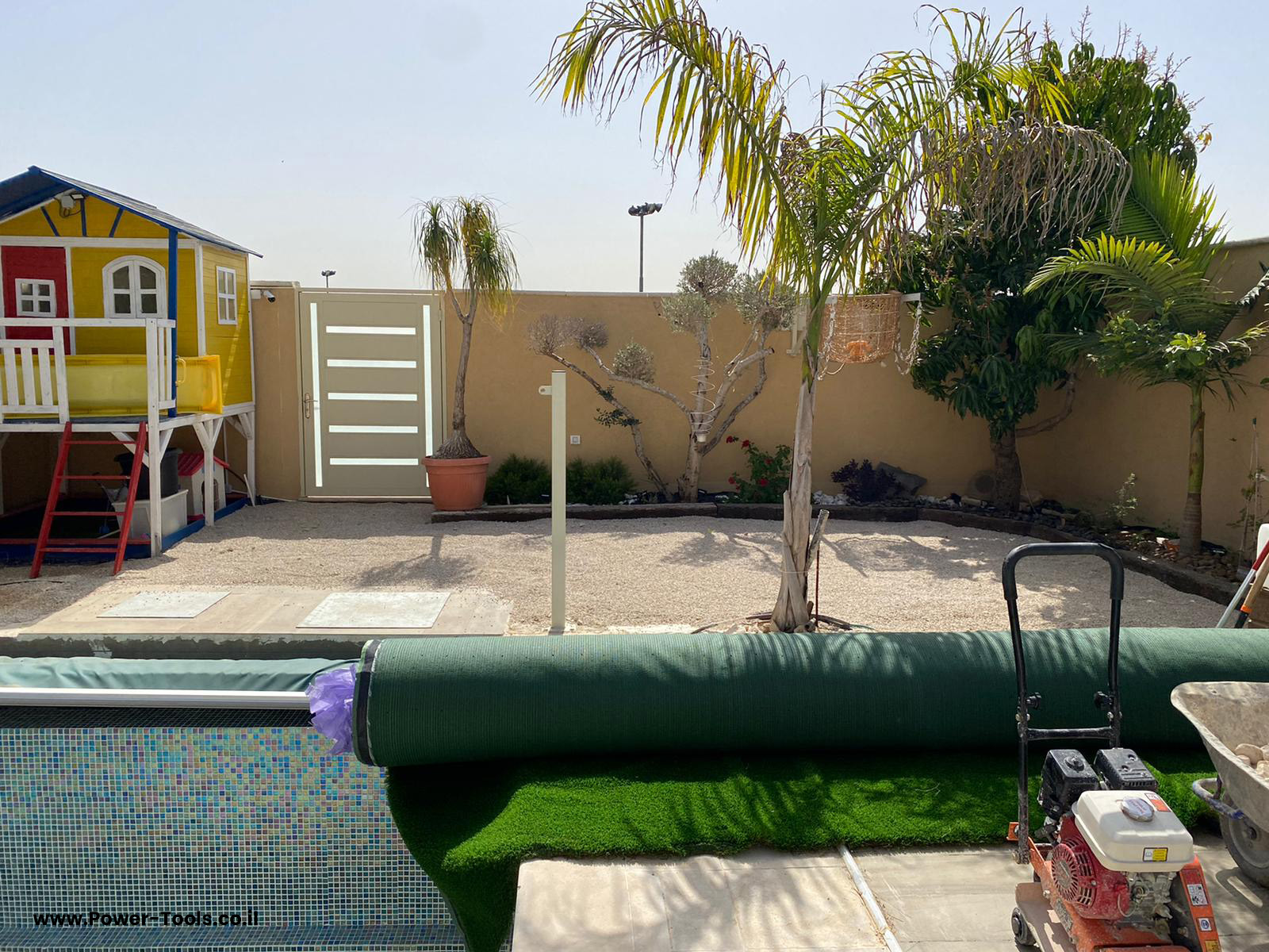 לפני ההידוק - גינה with שטח חצץ הנדרש להידוק לפני הנחת שטיח דשא סינטטי לפני ההידוק - גינה with שטח חצץ הנדרש להידוק לפני הנחת שטיח דשא סינטטי