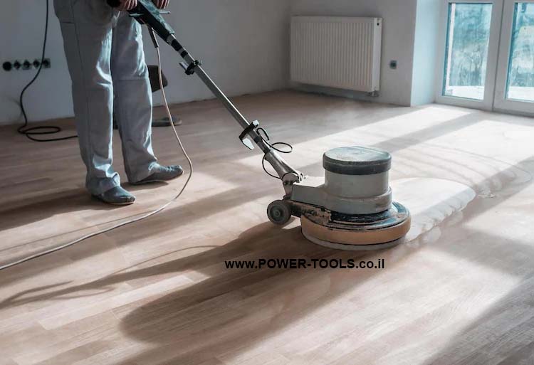 ליטוש של רצפת פרקט עץ טבעי או למינציה עם מכונת פוליש מהשכרה